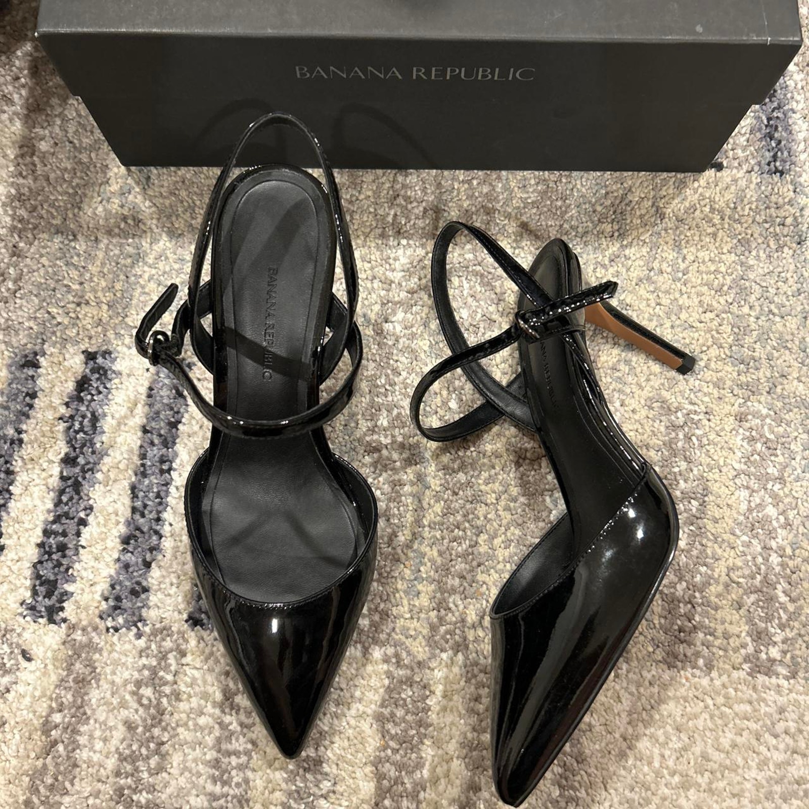 Banana Republic Black Pointed Toe Pump. Size 7.5